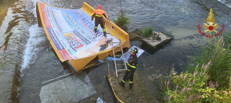 [FOTO] Perde il controllo dell’auto e si schianta contro un camion-vela pubblicitario, che finisce nel fiume. Le operazioni di soccorso