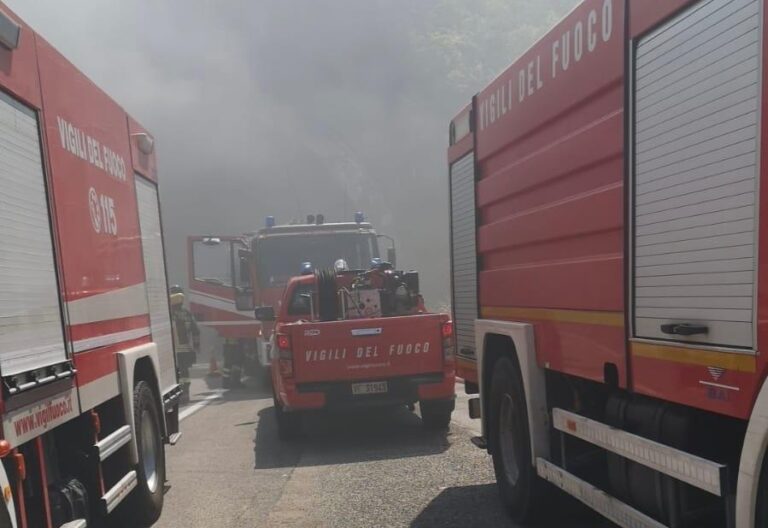 Rami volano sulla Sora-Ferentino e centrano una macchina: soccorsi sul posto e code di chilometri