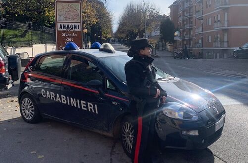 Anagni, si oppone di nuovo allo sfratto dalla casa in cui vive con la figlia disabile e minaccia una strage: arrestata
