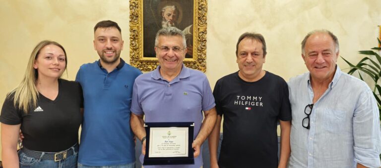Cassino – Il sindaco premia con una targa il bar Argo che festeggia 70 anni