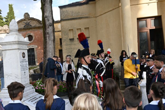 deposizione corona cimitero