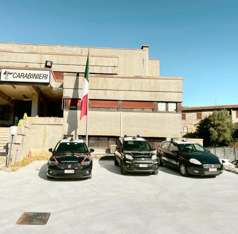 Aggredisce con le forbici la moglie, la figlia e la suocera: arrestato per tentato omicidio
