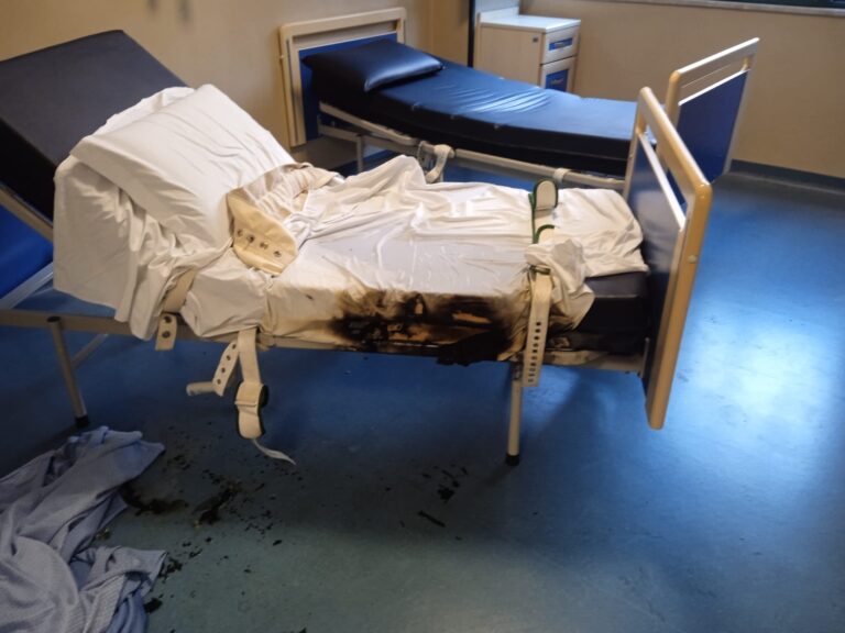 Cassino – Caos in ospedale: un paziente prima aggredisce carabiniere e infermieri, poi dà fuoco al suo letto