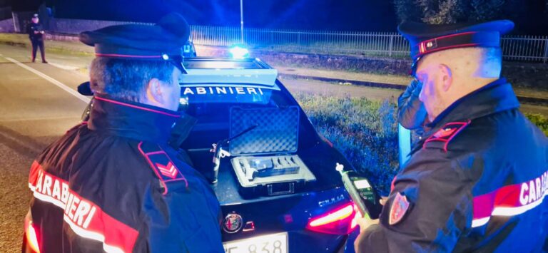 Alla guida con un tasso alcolemico 7 volte superiore ai limiti consentiti: patente ritirata