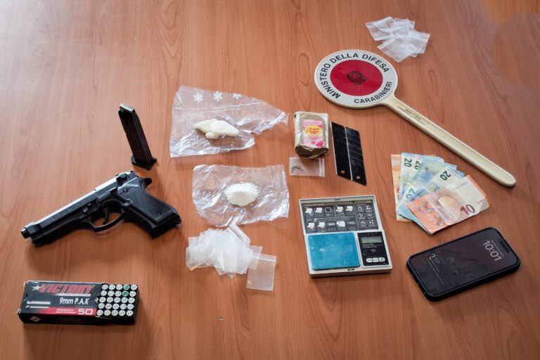 Frosinone – Arrestato un 18enne per spaccio: nell’abitazione del giovane trovata anche una pistola