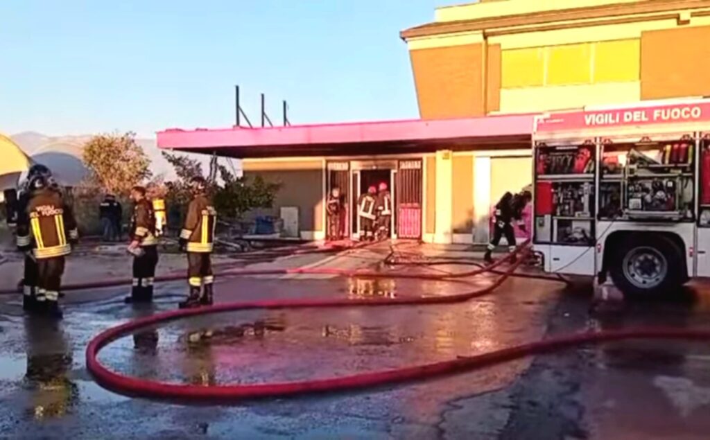 pianeta outlet incendiato incendio frosinone vigili del fuoco attentato