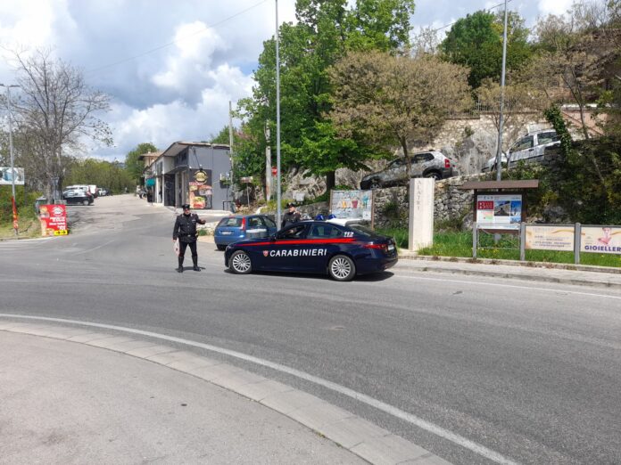 alatri carabinieri furto ladro manette alatri carabinieri furto ladro manette