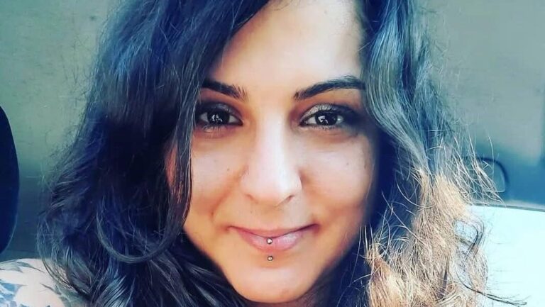 Giovane mamma trovata morta nel giardino di casa: tragedia all’alba. Fissati i funerali