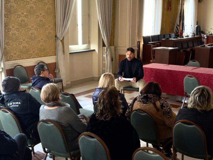 Sora – Il sindaco Luca Di Stefano incontra i dipendenti comunali part-time Sora – Il sindaco Luca Di Stefano incontra i dipendenti comunali part-time