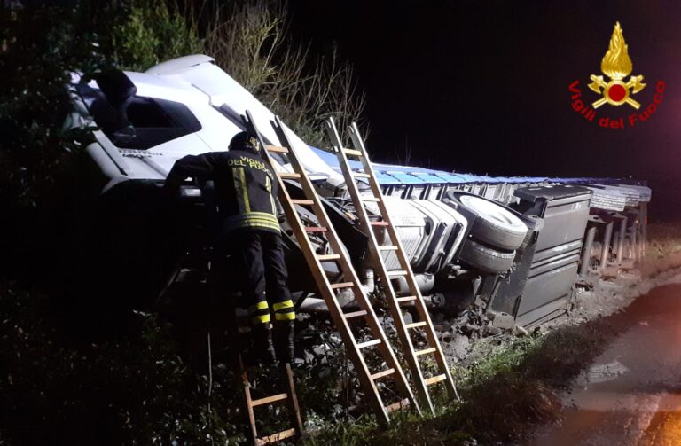 Frosinone – Tir si ribalta a bordo strada, ferito il conducente