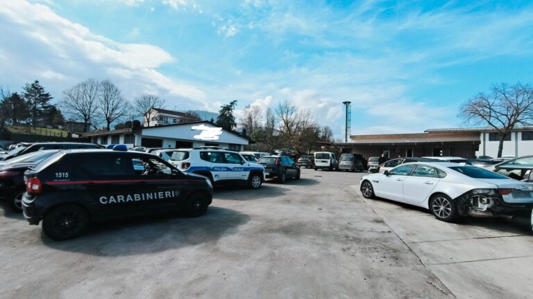 Blitz dei carabinieri in un centro di autodemolizione: sequestrati 275 mezzi
