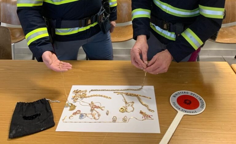 Cassino – Dichiarano di essere andati ad un “casting” televisivo ma in realtà erano in viaggio per truffare un’anziana: beccati con la refurtiva e arrestati