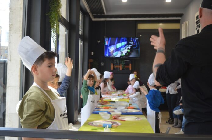Frosinone, i bambini della scuola elementare De Matthaeis 'pizzaioli per un giorno' 01 Frosinone, i bambini della scuola elementare De Matthaeis 'pizzaioli per un giorno' 01