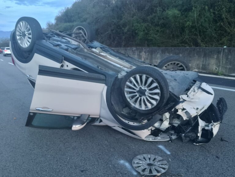 Si ribalta con la sua auto sulla Superstrada per Sora, grave 29enne
