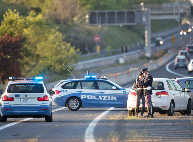 Tir impazzito con autista ubriaco semina il panico in autostrada: manovra “a tenaglia” della polizia per bloccarlo