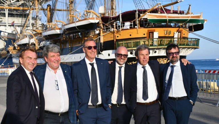 Il 4° Summit Nazionale sull’Economia del Mare sale a bordo della Vespucci