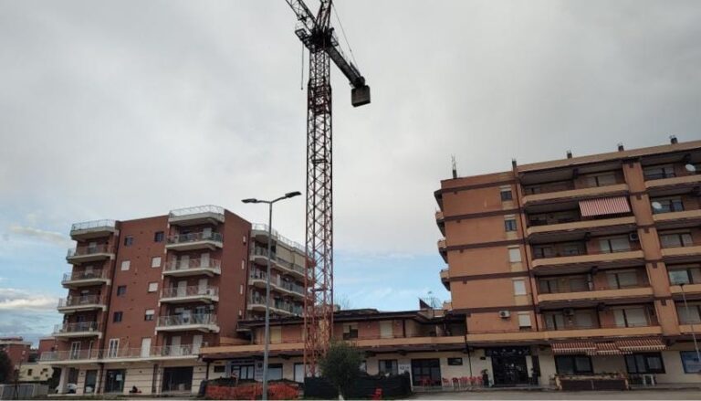 Il circolo Legambiente di Frosinone denuncia l’abbandono di una gru a torre che si trova su via Cessare Terranova