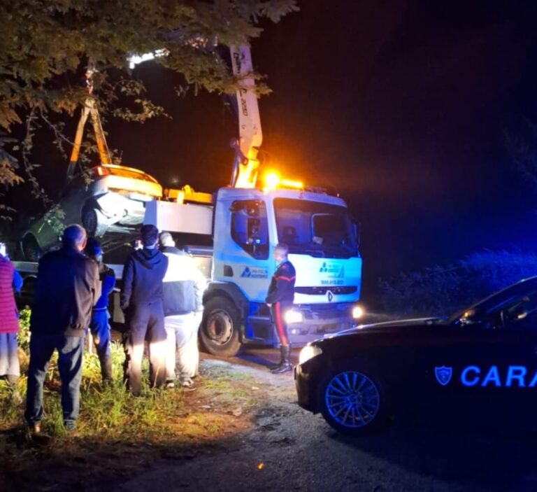 Auto con a bordo cinque ragazzi si ribalta e finisce in un canale