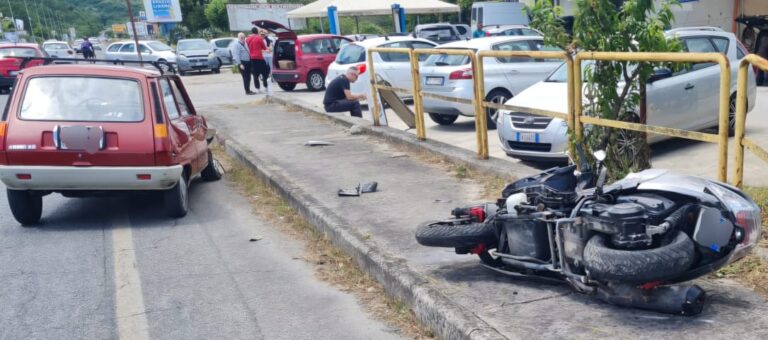 Scontro tra auto e scooter, un ferito grave