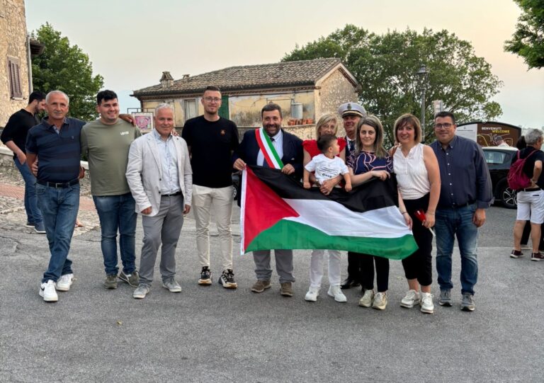 Fumone – Grande partecipazione alla fiaccolata per la Palestina: un gesto di umanità e consapevolezza civile