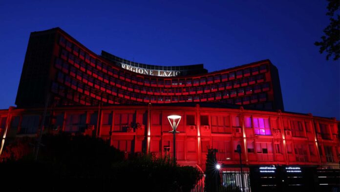 Regione Lazio illuminata di rosso Regione Lazio illuminata di rosso