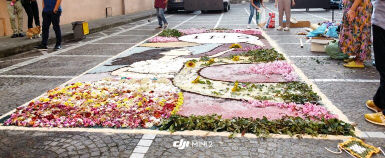 Ceccano – Infiorata del Corpus Domini dedicata alla piccola Giada e ai giovani ceccanesi scomparsi troppo presto