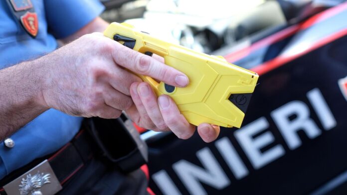 taser carabinieri bici elettrica taser carabinieri bici elettrica