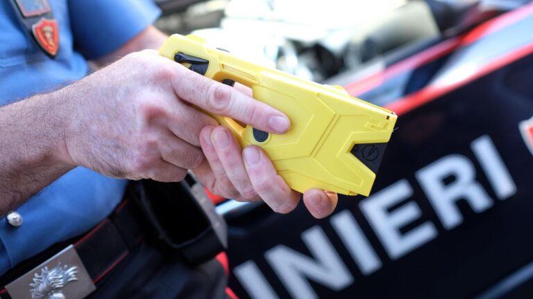 taser carabinieri bici elettrica