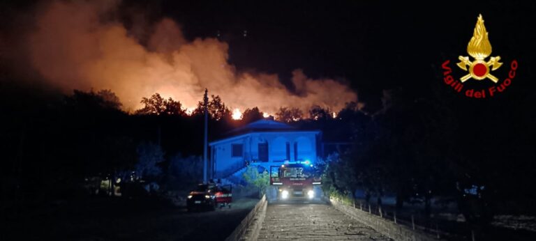 Ciociaria devastata dagli incendi: salvati due anziani. Vigili del fuoco impegnati su più fronti