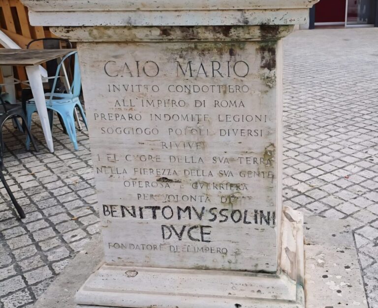 Arpino. Imbrattata la statua di Caio Mario con una scritta inneggiante il Duce