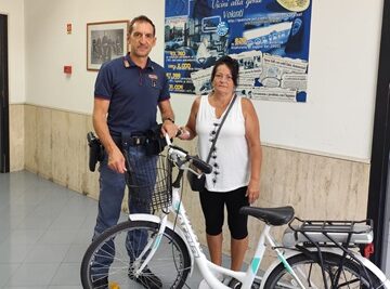 Frosinone – Ruba una bici elettrica per rivenderla: la polizia rintraccia il ladro e riconsegna il mezzo alla proprietaria