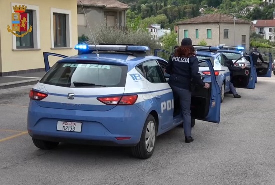 Cassino – Controlli a tappeto della polizia: trovata della droga