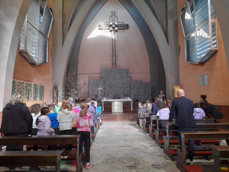 Sora. La preghiera per la pace dei piccoli dell’istituto Santa Giovanna Antida Thouret a San Francesco