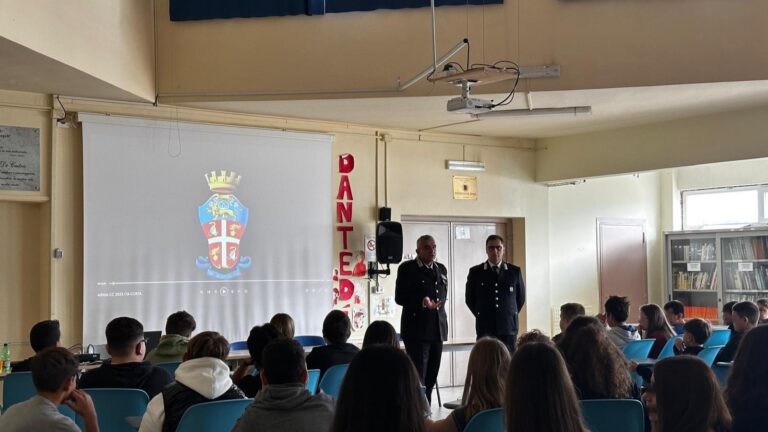 I Carabinieri incontrano gli studenti per promuovere la cultura della legalità