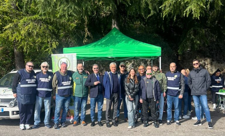 Gli operatori dell'Akronos col Sindaco_laconsigliera comunale ed il funzionario comunale