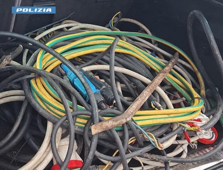 Frosinone – Furto di rame in un deposito: Polizia recupera 40 chili di cavi, caccia ai ladri