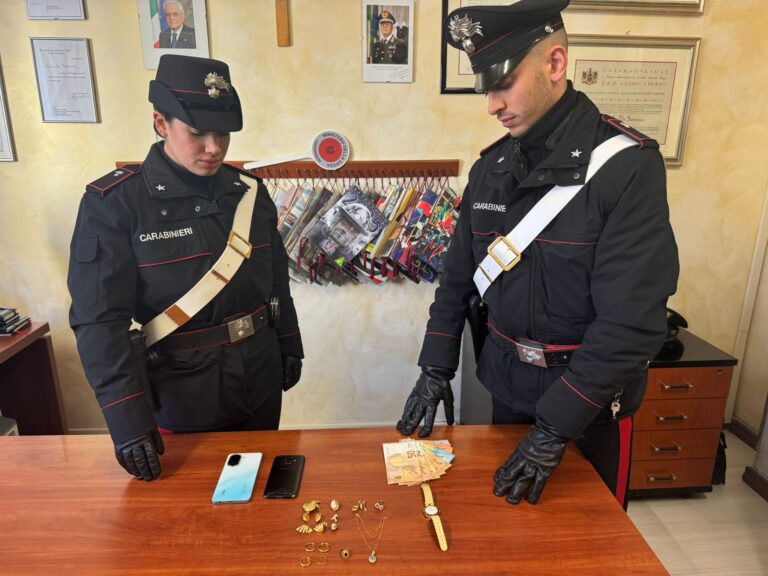 Allarme truffe: gioielli e denaro sequestrati a uomo che ingannava le nonne