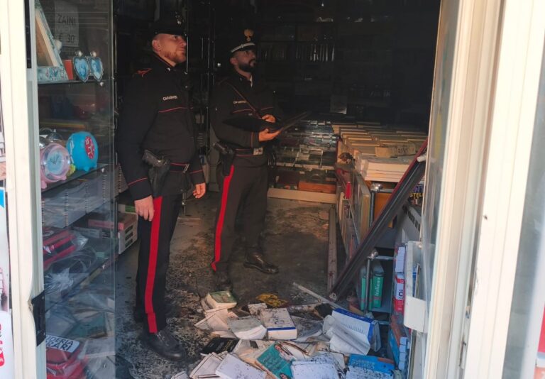 Incendio in una libreria: i carabinieri si gettano tra le fiamme e bloccano il propagarsi delle fiamme