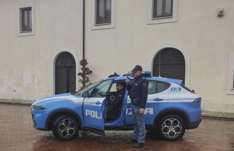 Frosinone, rompono il portone d’ingresso per dormire nella Villa: due giovani sorpresi con l’hashish dalla polizia