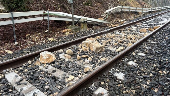 treno deraglia massi