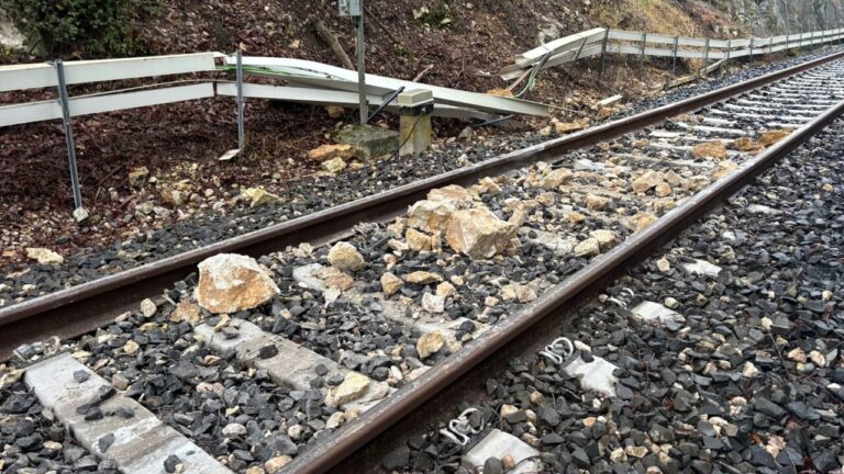 treno deraglia massi