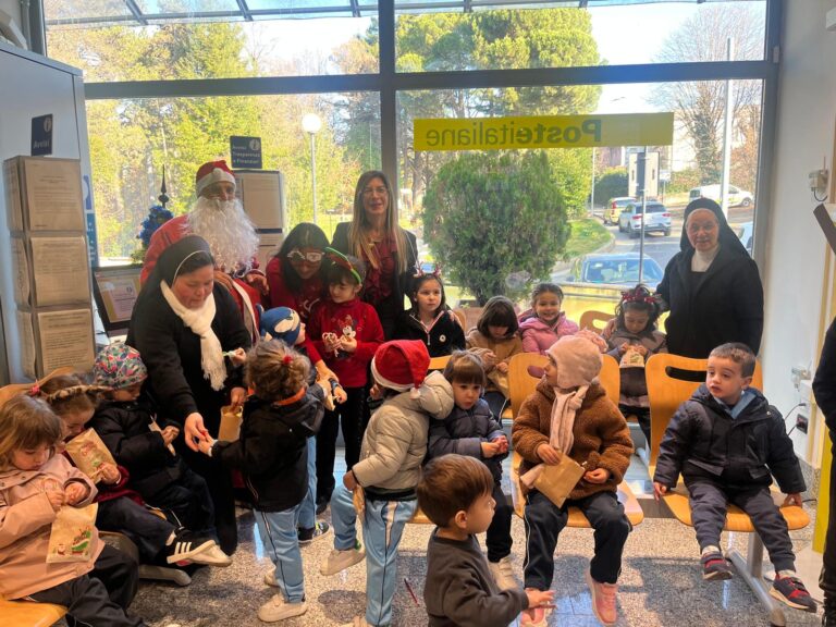 i bambini della scuola d’infanzia Santa Chiara spediscono le letterine a Babbo Natale