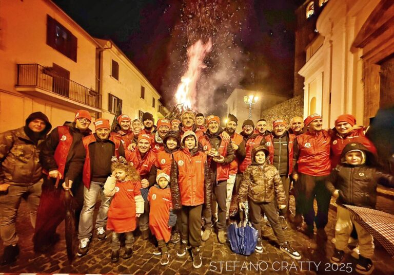 Il Fuoco di Natale, la meraviglia di una tradizione secolare che unisce ed entusiasma