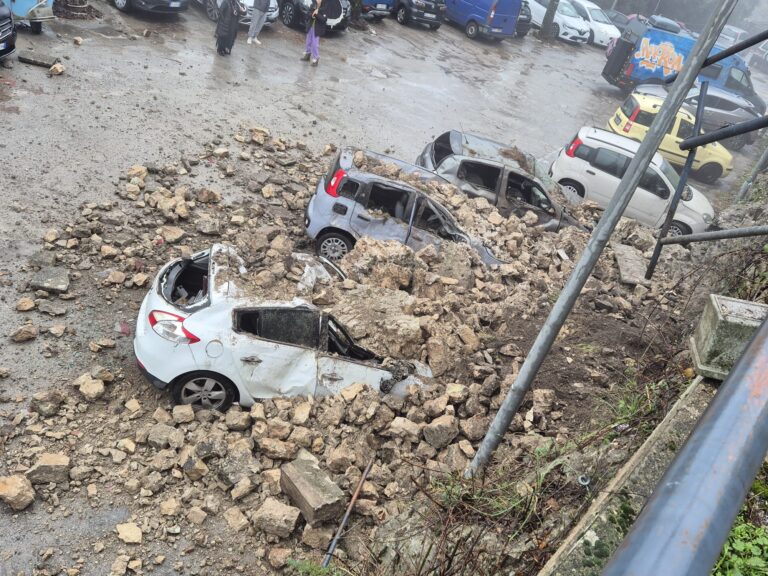 Castro dei Volsci. Cede muro e frana su un parcheggio, danneggiate auto