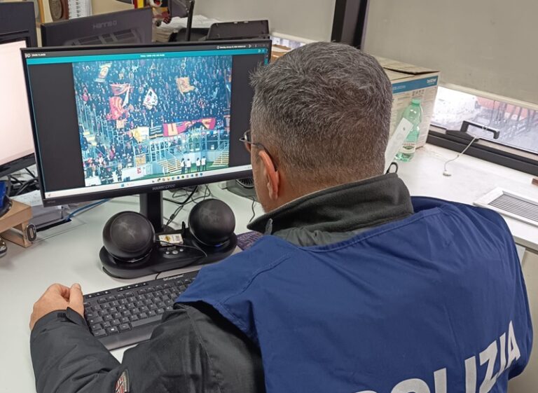 Frosinone-Catanzaro, lanci di artifizi pirotecnici: tre persone segnalate all’Autorità Giudiziaria