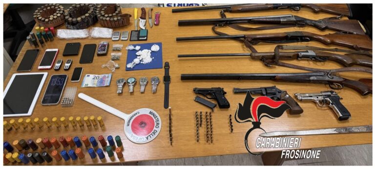 Frosinone, droga e armi nascoste in casa e nel garage: arrestato 26enne