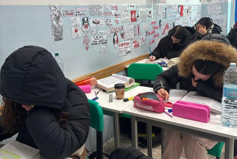 Scuola, classi al freddo e edifici che cadono a pezzi. Rete degli Studenti Medi del Lazio: “Il diritto allo studio non può essere sacrificato”