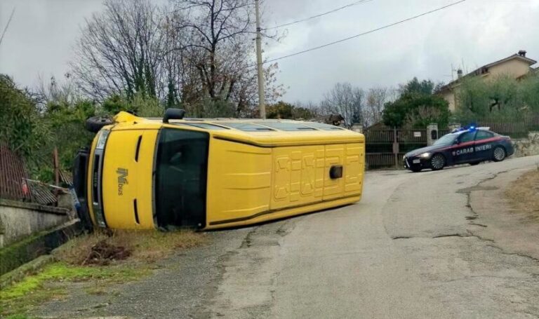 Si ribalta uno scuolabus con sette bimbi a bordo: paura per i piccoli passeggeri