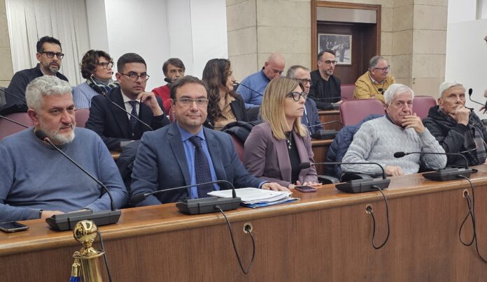 In prima fila i consiglieri Carfagna, Ferrara, Campagiorni, Crescenzi e Fanelli