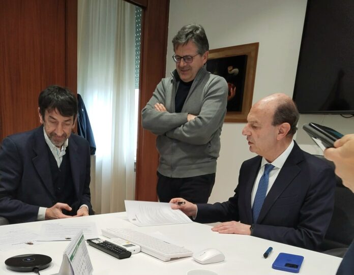 Il momento delle firme in Comune con il sindaco